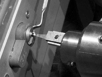 Bozyaka'da kapı açma hizmeti